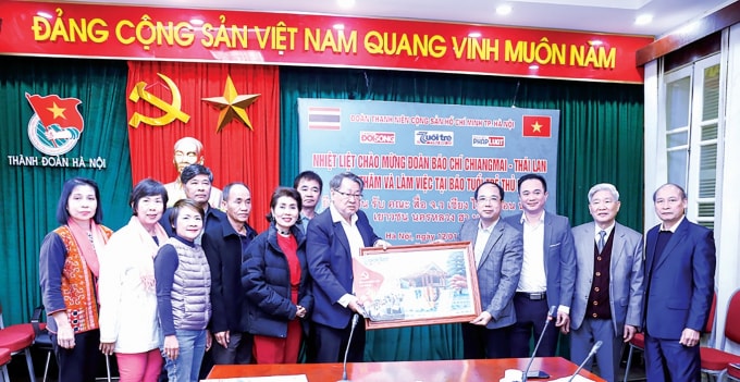 Nhà báo Nguyễn Mạnh Hưng - Tổng biên tập báo Tuổi trẻ Thủ đô tiếp Đoàn báo chí Thái Lan năm 2019.
