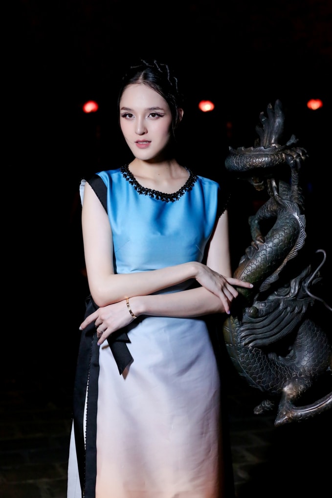 Á hậu Hoàng Anh tham gia trình diễn áo dài.
