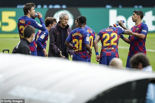 Các cầu thủ Barcelona không hài lòng với các quyết định chiến thuật của HLV Setien