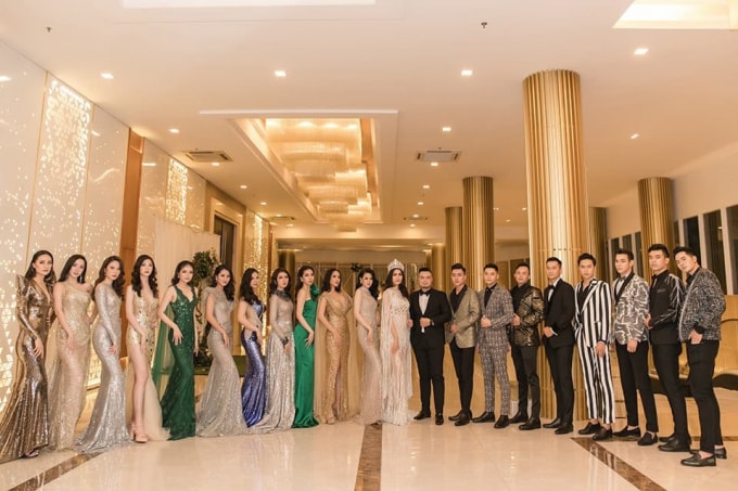 Nhà thiết kế Đức Vincie và các tiếp viên hàng không, Dương Mạc Anh Quân đứng ngoài cùng bên phải