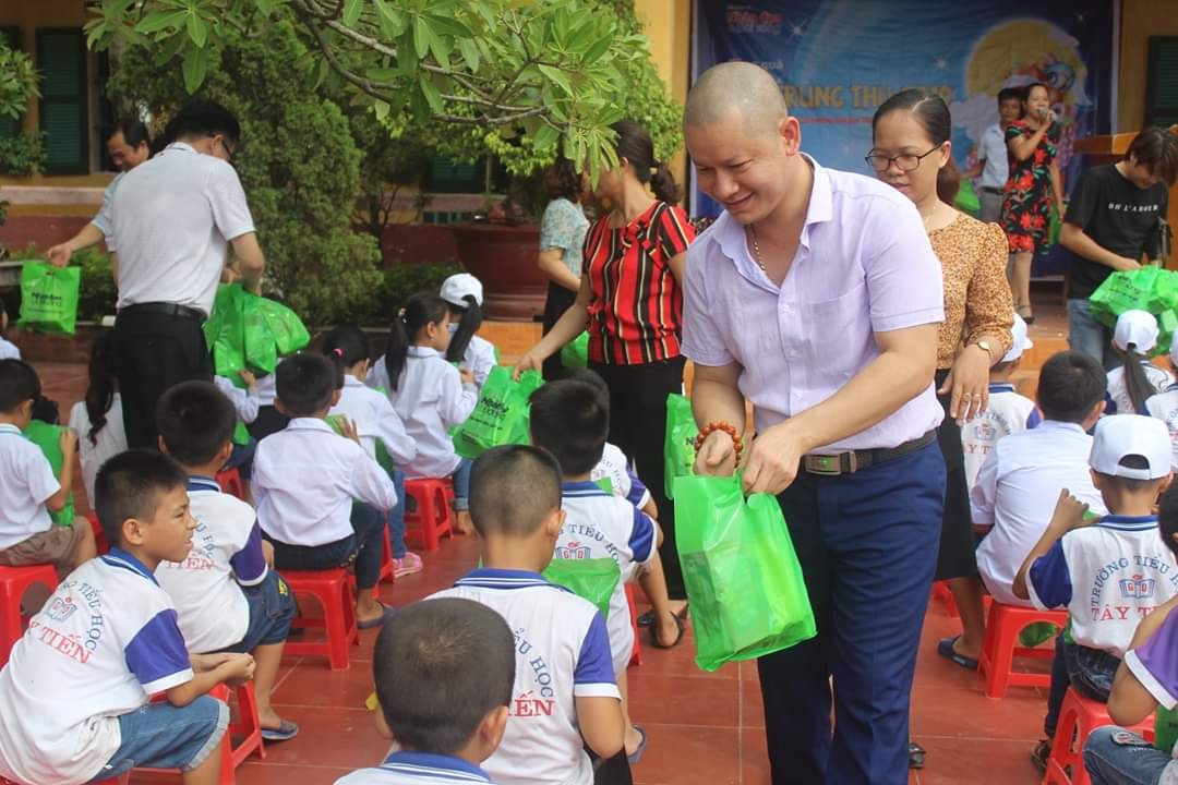 Nhà báo Nguyễn Khuê Báo Điện tử Nhân đạo và Đời sống trong một lần đi từ thiện.