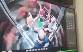 Hành vi dâm ô của bị can Dương Thế Hưng với bé trai trong thang máy. Ảnh: cắt từ video.
