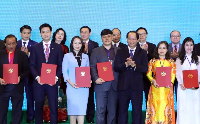 Bà Hương Trần Kiều Dung – Phó Chủ tịch thường trực Tập đoàn FLC và ông Bùi Quang Dũng – Phó Tổng Giám đốc Bamboo Airways nhận MOU về lĩnh vực văn hóa – xã hội, du lịch.
