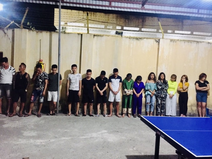 16 đối tượng tổ chức sử dụng trái phép chất ma túy tại quán karaoke. Ảnh: Công an tỉnh Thanh Hóa