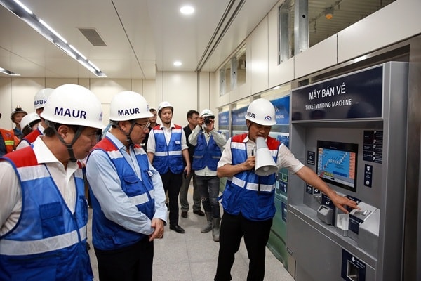 Phó Thủ tướng kiểm tra mô hình hệ thống bán vé tự động tại ga Nhà hát Thành phố. Ảnh: VGP
