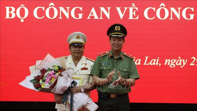 Thiếu tướng Lê Tấn Tới, Thứ trưởng Bộ Công an trao Quyết định bổ nhiệm Đại tá Rah Lan Lâm giữ chức Giám đốc Công an tỉnh Gia Lai. Ảnh: TTXVN