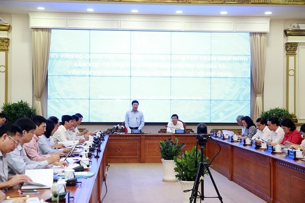 Phó Thủ tướng, Bộ trưởng Bộ Ngoại giao Phạm Bình Minh làm việc với lãnh đạo Thành phố Hồ Chí Minh, chiều 29/6. Ảnh: VGP