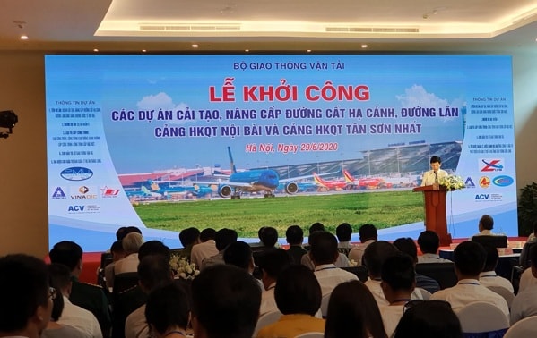 Thứ trưởng Bộ GTVT Lê Anh Tuấn báo cáo dự án tại lễ khởi công