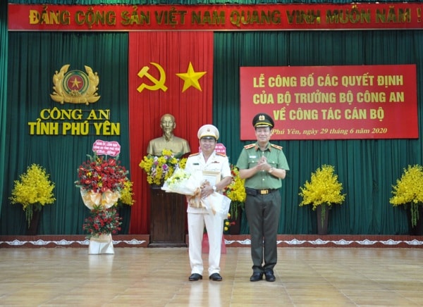 Thiếu tướng Lê Tấn Tới, Thứ trưởng Bộ Công an trao quyết định về việc điều động, bổ nhiệm Đại tá Phan Thanh Tám. Ảnh: TTXVN