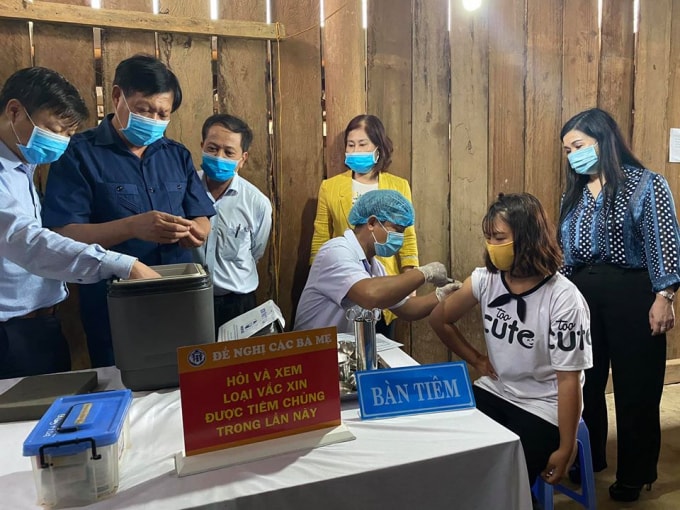 Thứ trưởng Đỗ Xuân Tuyên kiểm tra việc tiêm chủng tại xã Quang Hoà (ảnh TL).