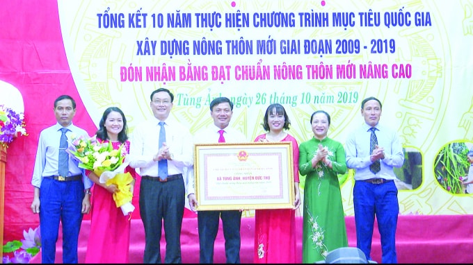 Các đồng chí Nguyễn Thị Gái, Chủ nhiệm Ủy Ban Kiểm tra Tỉnh ủy, Võ Công Hàm Bí thư - Chủ tịch UBND huyện Đức Thọ trao bằng công nhận xã NTM nâng cao của UBND tỉnh Hà Tĩnh.