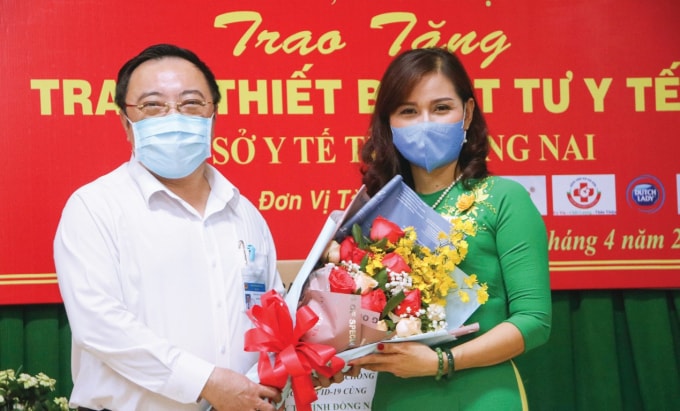 TS.BS Phan Huy Anh Vũ - Giám đốc Sở Y tế Đồng Nai tặng hoa cảm ơn nhà báo Bùi Hương - Trưởng Cơ quan Thường trú Báo KH&ĐS tại TP.HCM.