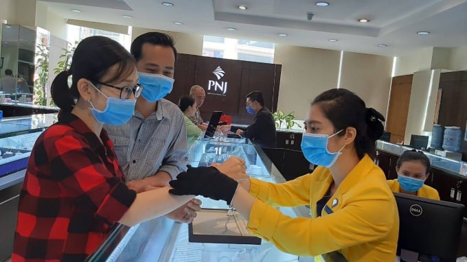 Cửa hàng PNJ tuân thủ các quy định về phòng chống dịch.