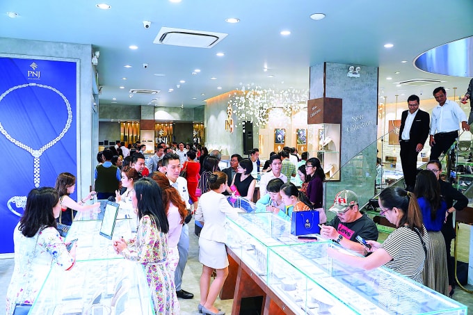 Khách tham quan mua sắm tại cửa hàng PNJNext.