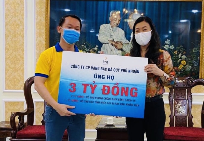 PNJ trao tang 3 ty hỗ trợ chống covid và miền Tây chống hạn mặn.