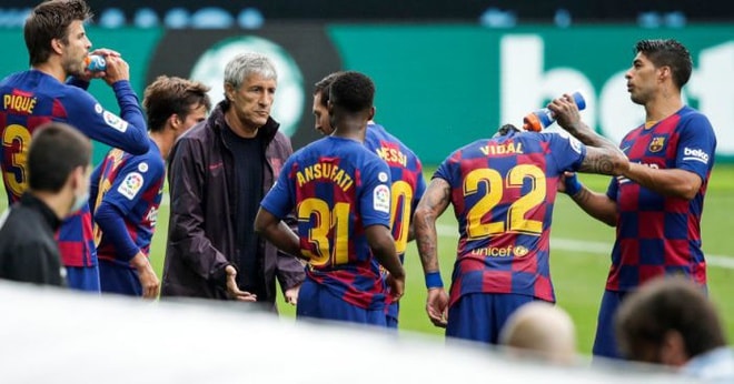 Tiếng nói của HLV Quique Setien có rất ít giá trị ở Barcelona. Ảnh: Getty Images.