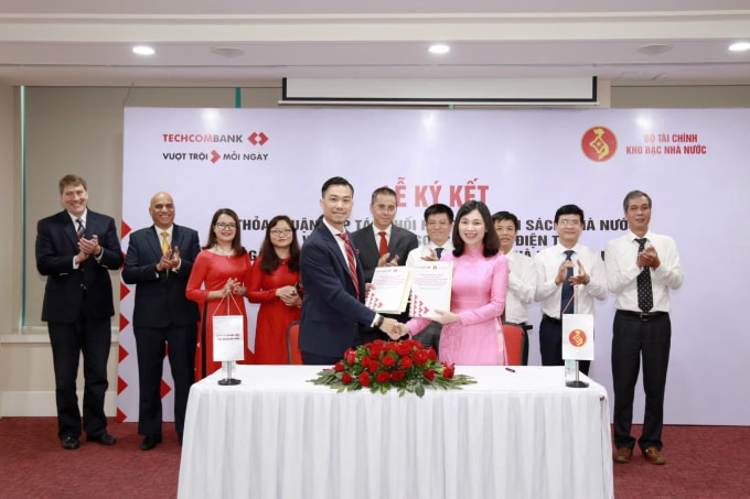 Đại diện Techcombank và lãnh đạo KBNN tại lễ ký kết. Ảnh: KBNN