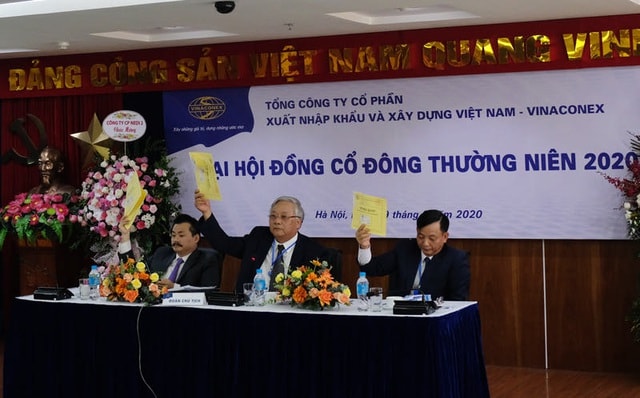 Ban lãnh đạo Vinaconex biểu quyết trong Đại hội đồng cổ đông 2020.