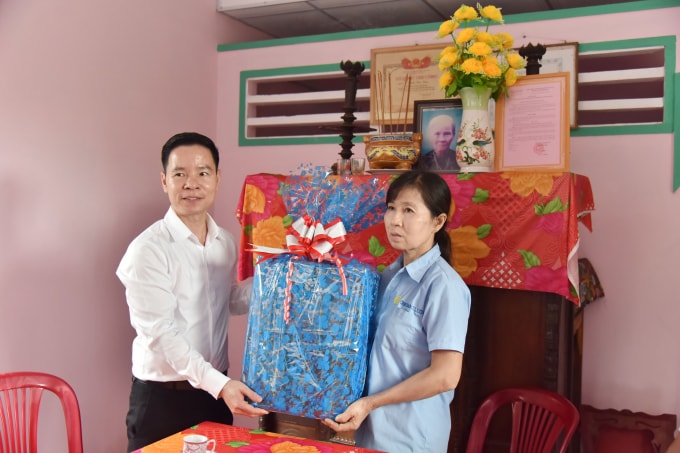 Ông Đinh Văn Thành – Chủ tịch HĐQT SCB trao quà tại căn nhà tình nghĩa Gia đình bà Võ Thị Dũng.