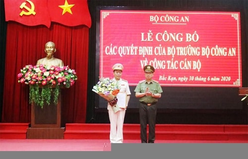 Thứ trưởng Bộ Công an Nguyễn Văn Thành trao Quyết định cho Đại tá Hà Văn Tuyên, tân Giám đốc Công an tỉnh Bắc Kạn.
