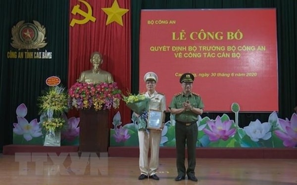 Đại tá Vũ Hồng Quang nhận quyết định Giám đốc Công an tỉnh Cao Bằng. Ảnh: TTXVN