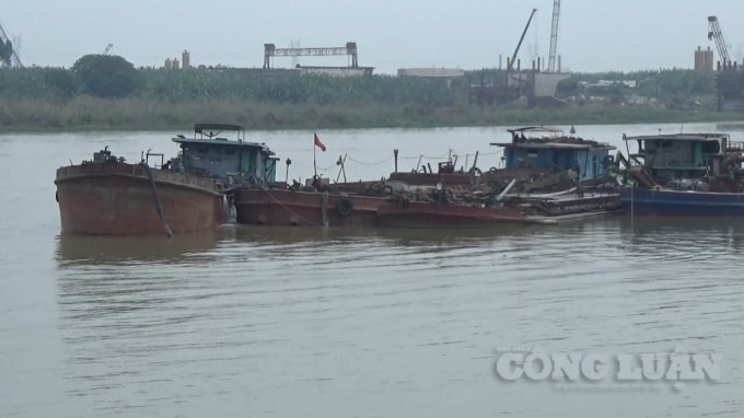 Một số tàu đậu đỗ tại khu vực sông Đuống trên địa bàn xã Đình Tổ, huyện Thuận Thành vận chuyển cát bất hợp pháp.