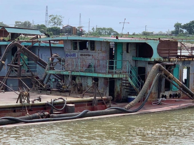 Tàu chở cát bị lực lượng chức năng bắt giữ không xuất trình được hóa đơn, chứng từ chứng minh nguồn gốc số cát trên tàu.