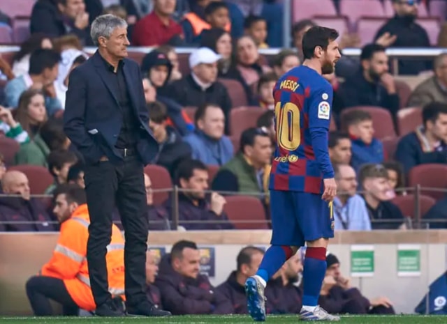 HLV Quique Setien có nguy cơ bị sa thải do mâu thuẫn với một số trụ cột Barcelona. Ảnh: getty