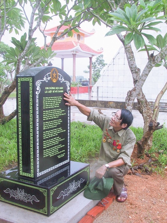 Nhà báo Văn Hiền bên bia đá khắc bài thơ