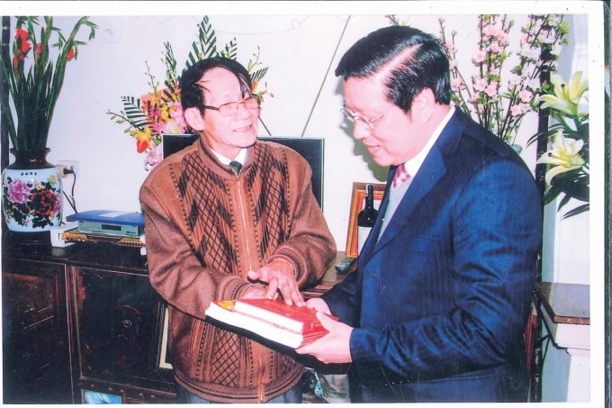 Nhà báo Văn Hiền tặng cuốn sách Tri ân nhà báo liệt sỹ cho ông Phan Đình Trạc, Bí thư Trung ương Đảng - Trưởng ban Nội chính Trung ương.