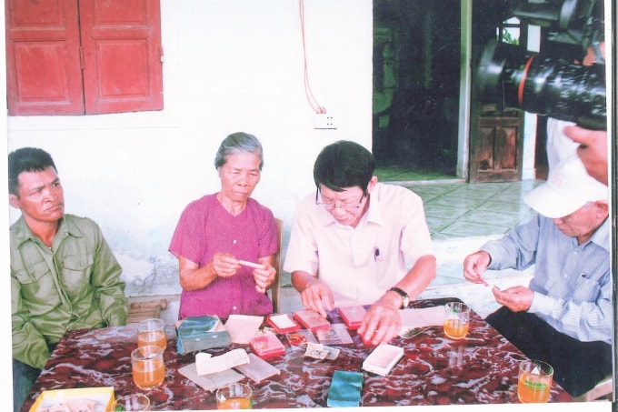 Nhà báo Văn Hiền xem lại các kỷ vật của liệt sĩ - Nhà báo Lê Văn Luyện (quê xã Nghi Trung, Nghi Lộc, Nghệ An) do vợ anh cung cấp.