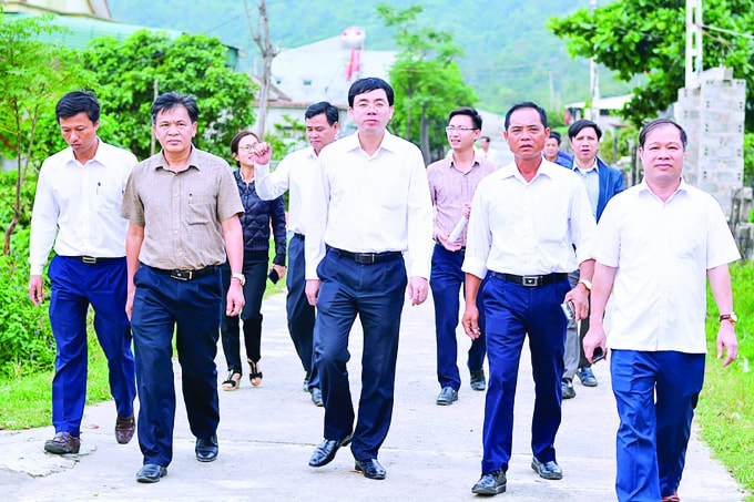Bí thư Thị ủy Đặng Văn Thành, Chủ tịch UBND Thị xã Nguyễn Hoài Sơn kiểm tra tiến độ xây dựng nông thôn mới tại xã Kỳ Nam.