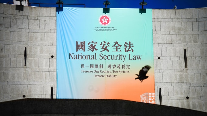 Một số người dân Hong Kong căng biểu ngữ ăn mừng dự thảo luật an ninh mới được thông qua. Ảnh: Tân Hoa Xã.