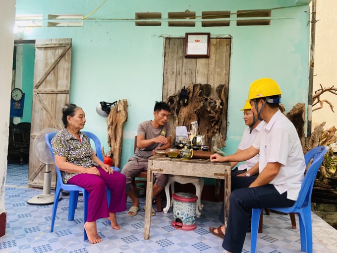 Cán bộ điện lực Vân Đồn đến làm việc với gia đình bà Gái. Ảnh: TL.