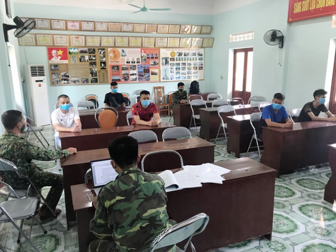 Các đối tượng người Trung Quốc vượt biên trái phép được đưa về Đồn Biên phòng Trà Cổ để làm rõ. Ảnh: TL