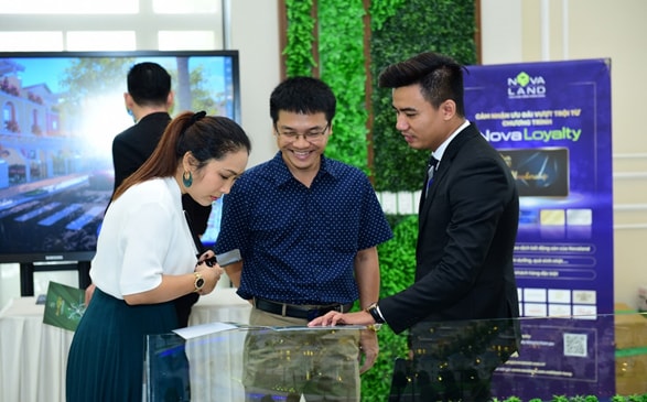 Vợ chồng anh Tạ Đào Lê Duy nhanh chóng quyết định chọn sản phẩm tại River Park 1 vì giá trị tiềm năng hiếm có.
