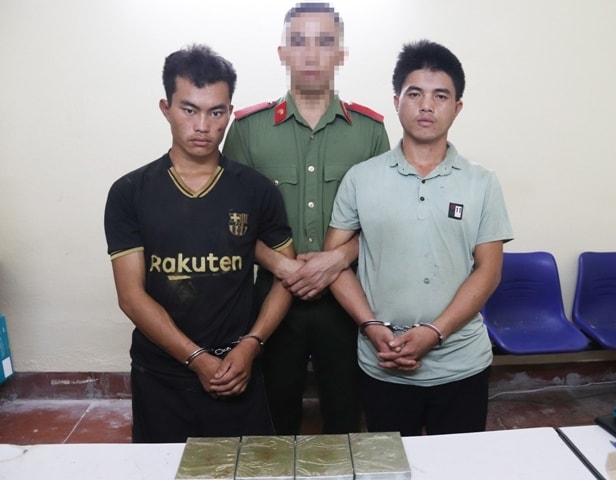 Các đối tượng cùng tang vật tại cơ quan Công an. Ảnh: Công an tỉnh Sơn La