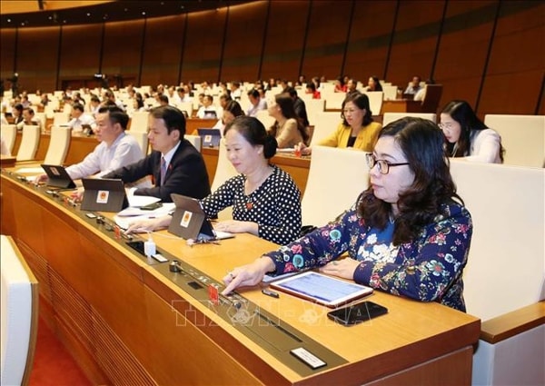 Chiều 25/12/2019, Đại biểu Quốc hội biểu quyết thông qua Luật sửa đổi, bổ sung một số điều của Luật Cán bộ, công chức và Luật Viên chức. Ảnh: TTXVN