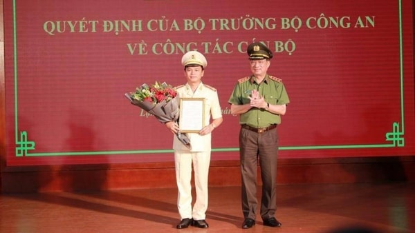 Thứ trưởng Bộ Công an Nguyễn Văn Thành (bên phải) trao Quyết định cho Đại tá Thái Hồng Công