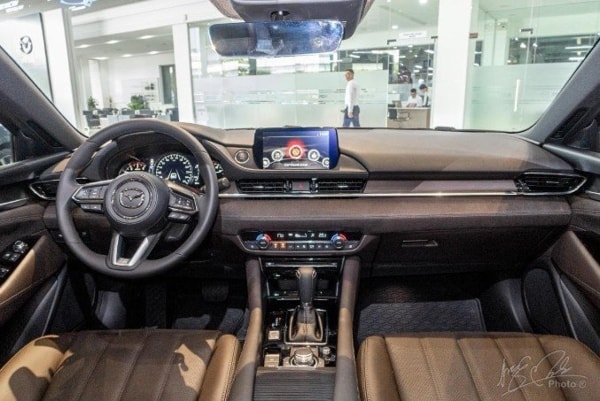 Khoang nội thất Mazda 6 2020
