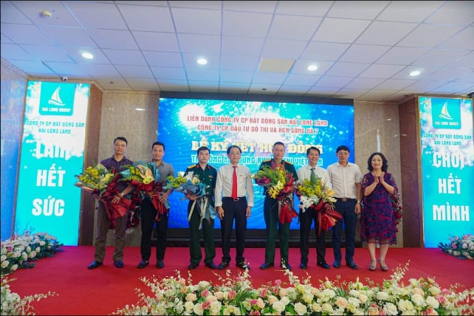 Liên danh chủ đầu tư KĐT Việt Hàn tặng hoa cho 5 đơn vị trúng thầu các hạng mục thuộc dự án.