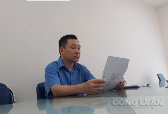 Ông Nguyễn Hoàng Hà – Phó Giám đốc Ban QLDA quận Đống Đa đang xem nội dung làm việc của phóng viên.