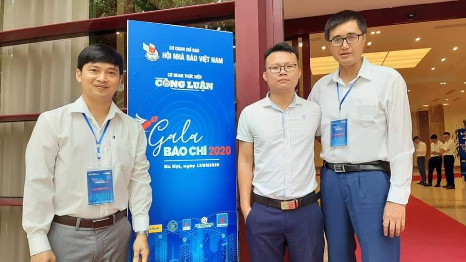 Tác giả Nguyễn Văn Dương (giữa) Tạp chí điện tử Tri thức trực tuyến (Zingnews) đạt giải cho Top 10 “Khoảnh khắc báo chí 2019”.