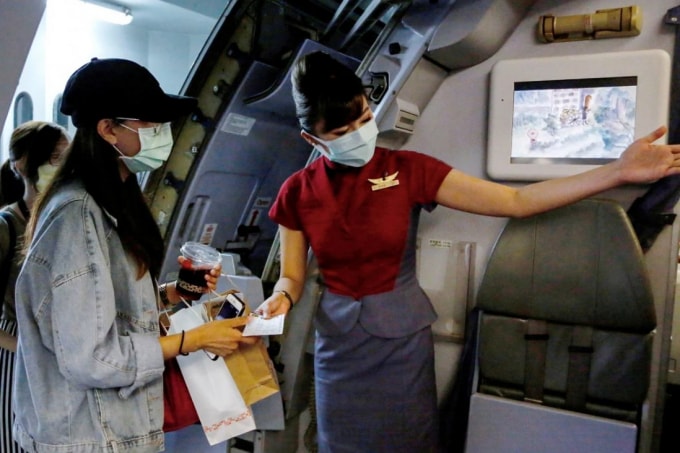 Khách du lịch tham gia trải nghiệm 'du lịch giả' tại sân bay Songshan ở Đài Bắc vào thứ Năm. Ảnh: Reuters
