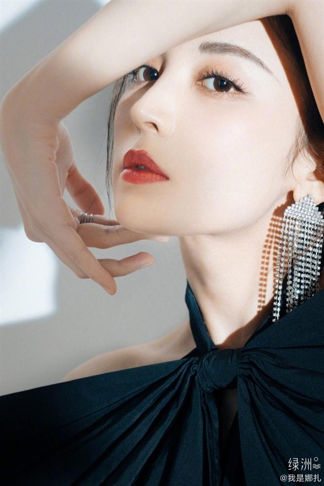 Với vẻ ngoài ấn tượng, Cổ Lực Na Trát kiếm bộn tiền từ các hợp đồng quảng cáo và đóng phim.
