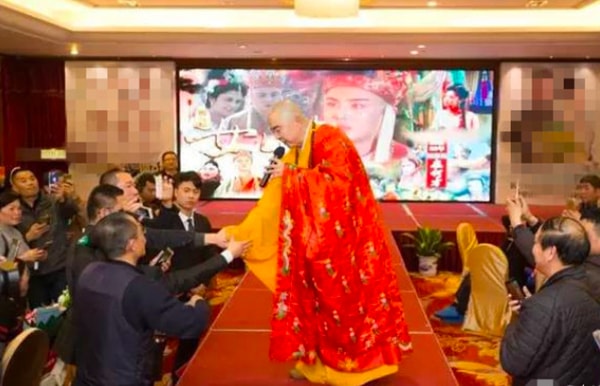 Từ Thiếu Hoa đi hát hội chợ, nhận quảng bá đĩa nhạc cho ca sĩ ít tên tuổi.