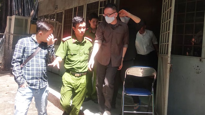 Bị cáo Phúc (áo nâu) bị áp giải sau phiên xử.