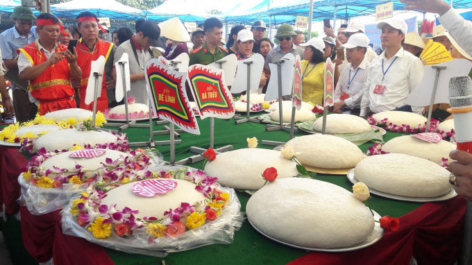 Những sản phẩm đến từ các làng được Ban Giám khảo đánh giá, chấm điểm chọn đội xuất sắc nhất để dâng lên Tế Đức Thánh Thần Độc Cước