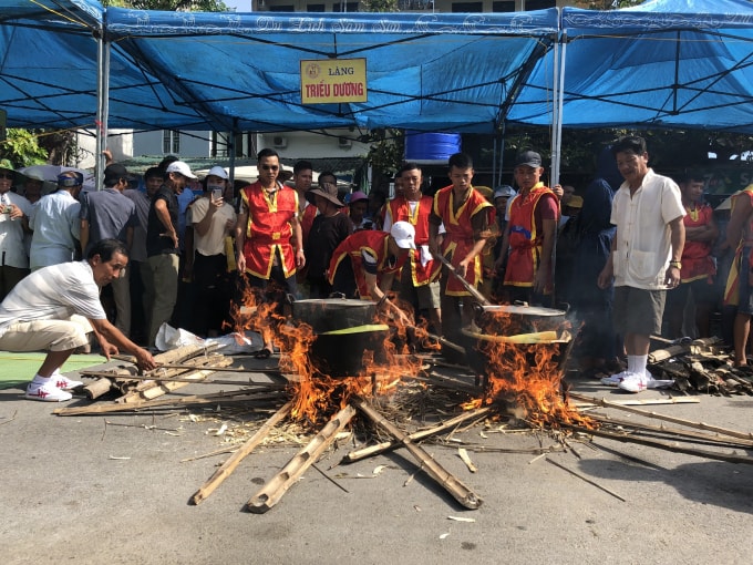 Giữa cái nóng 40 độ bên cạnh bếp củi lửa, tinh thần các đội thi