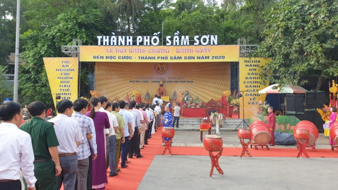 Các đại biểu dâng hương lên Đức Thành Thần Độc Cước